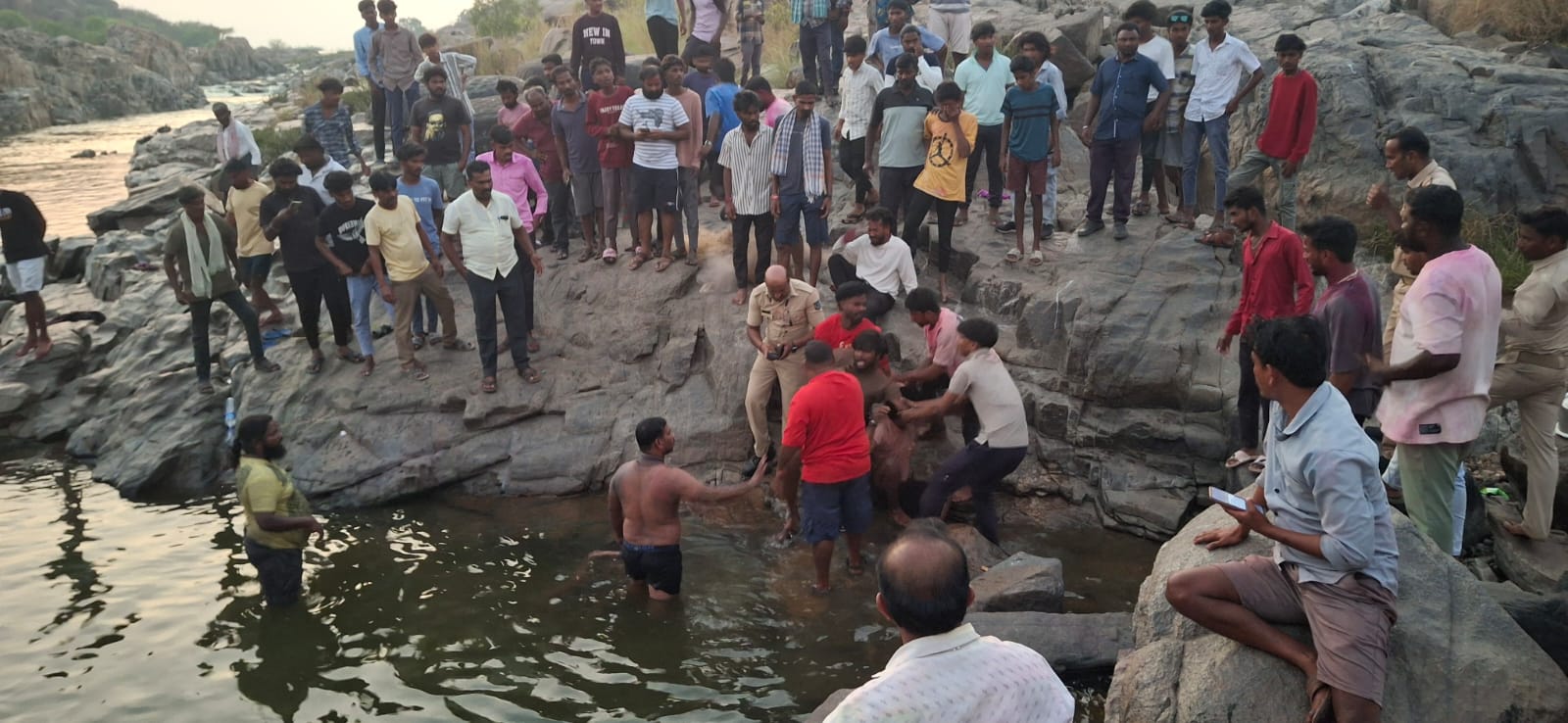 ಹೋಳಿ ಹಬ್ಬ:ಸಾಣಾಪೂರ ತುಂಗಭದ್ರಾ ನದಿಗೆ ಸ್ನಾನಕ್ಕೆ ತೆರಳಿದ್ದ ಗಾಂಧಿನಗರದ ಇಬ್ಬರು ಯುವಕರು ನೀರು ಪಾಲು! *ಪ್ರತಿವರ್ಷ ಪೊಲೀಸರ ಮುನ್ನೆಚ್ಚರಿಕೆ ಮಧ್ಯ ಅನಾಹುತ ಗ್ಯಾರಂಟಿ!