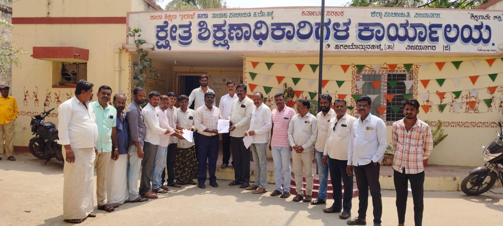 ಹಂಪಪಟ್ಟಣ:ಶಾಲೆಯಲ್ಲಿ ಮಕ್ಕಳಿಂದ ಅನುಚಿತ ಕಾರ್ಯ,ಶಿಕ್ಷಕರ ವಿರುದ್ಧ ಕ್ರಮಕ್ಕೆ ಆಗ್ರಹ. * ಇಬ್ಬರು ಶಿಕ್ಷಕರ ವರ್ಗಾವಣೆಗೆ ಒತ್ತಾಯ.
