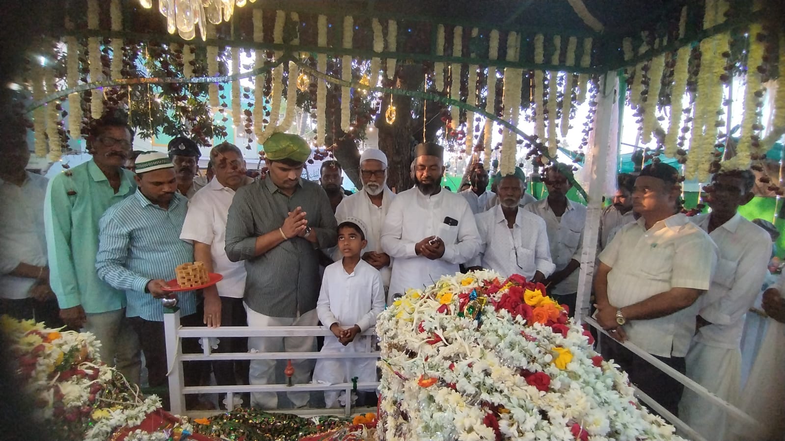ನೂತನ ಜಡ್ಜ್ ಆಗಿ ನೇಮಕಗೊಂಡ ಸಂತೋಷ ಬೆಳಗೋಡ ಅವರಿಗೆ ಚಿಕ್ಕಜಂತಗಲ್ ಕರಿಮುಲ್ಲಾ ದರ್ಗಾದಲ್ಲಿ ಸನ್ಮಾನ.