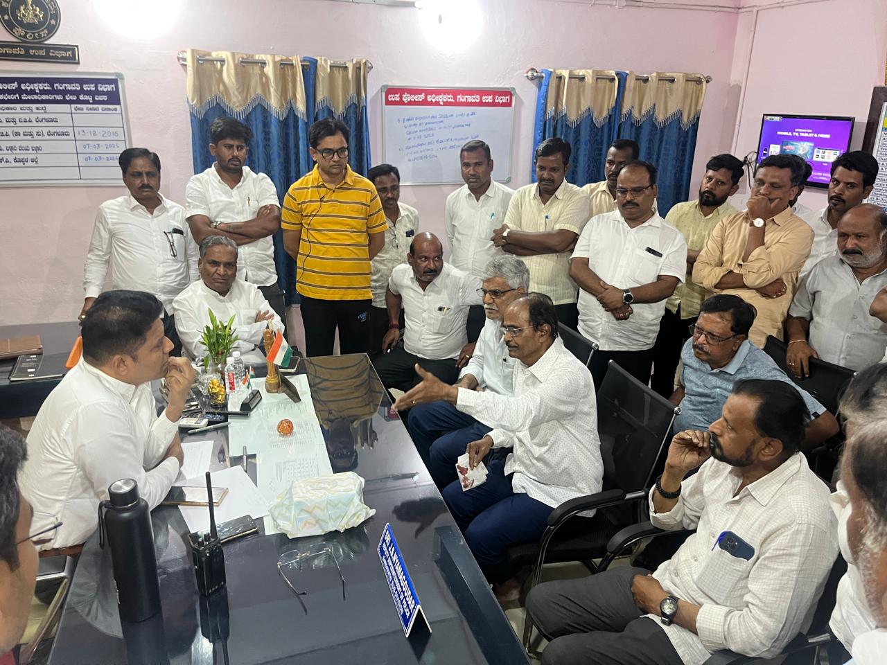 ಮನೆಯ ಮುಂದೆ ಮೂತ್ರವಿಸರ್ಜನೆ ಮಾಡಿದ್ದನ್ನು ಪ್ರಶ್ನಿಸಿದ್ದಕ್ಕೆ ನ್ಯಾಯವಾದಿ ಹಾಗೂ ಅವರ ಪತ್ನಿ ಮೇಲೆ ಹಲ್ಲೆ!