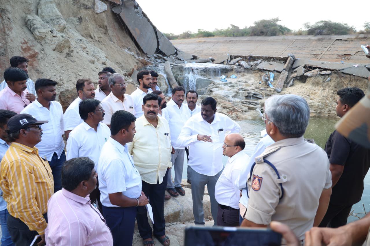 ತುಂಗಭದ್ರಾ ಎಡದಂಡೆ ಕಾಲುವೆ ಒಡೆದ ಸ್ಥಳಕ್ಕೆ ಸಚಿವ ತಂಗಡಗಿ ಭೇಟಿ.