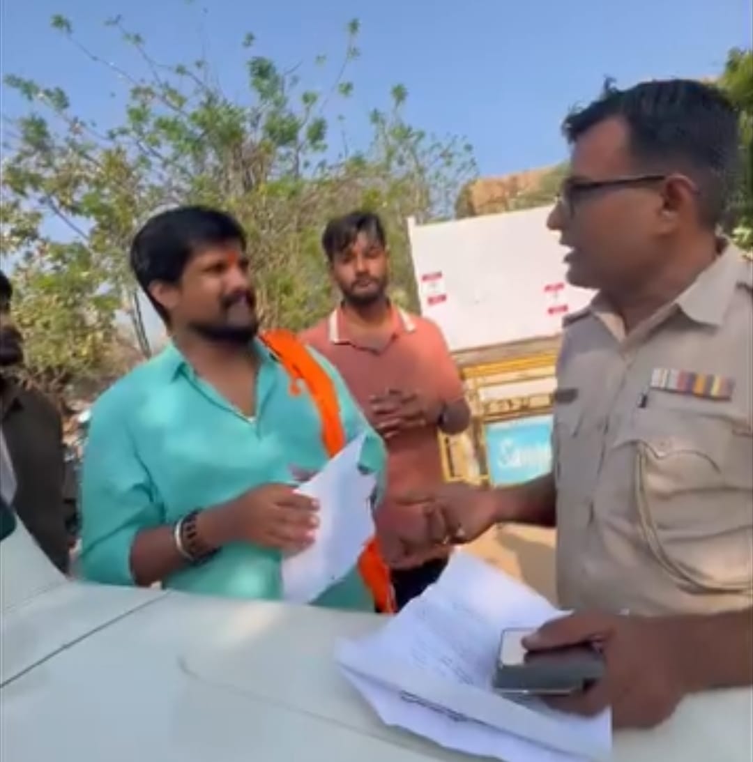 ನಿರ್ಬಂಧ ಮಧ್ಯದಲ್ಲಿ  ಕಿಷ್ಕಿಂಧಾ ಅಂಜನಾದ್ರಿ ದರ್ಶನಕ್ಕೆ ಬಂದ ಪುನೀತ್ ಕೆರೆಹಳ್ಳಿ, ಪೊಲೀಸರ‌ ಆಕ್ಷೇಪ ಉಲ್ಲಂಘಿಸಿ ಬೆಟ್ಟ ಹತ್ತಿರ ದೇವರ ದರ್ಶನ.