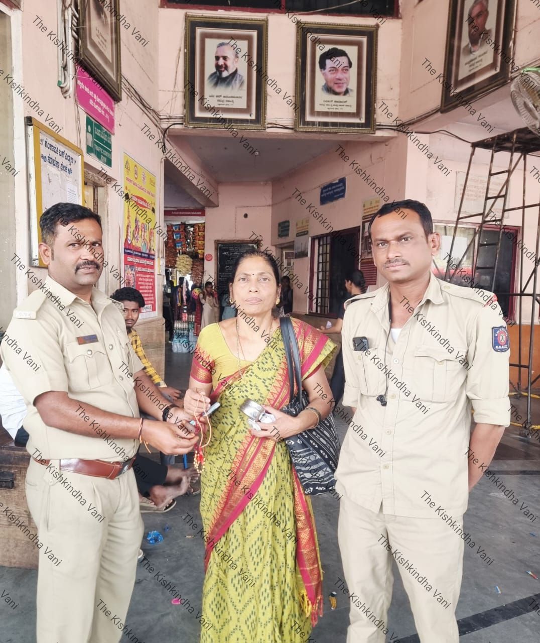 ಲಕ್ಷ ರೂ.ಮೌಲ್ಯದ ಬೋರಮಳ ಚಿನ್ನದ ಸರವನ್ನು ಮಾಲಕಿಗೆ ಮರಳಿಸಿದ ಕೆ ಎಸ್ ಸರ್ ಟಿ ಸಿ   ಸಿಬ್ಬಂದಿ ವರ್ಗ!