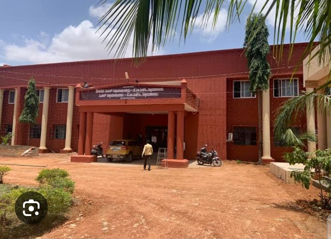 ಕುಡುಗೋಲಿನಿಂದ ಹಲ್ಲೆ: ಐವರಿಗೆ ಕಠಿಣ ಶಿಕ್ಷೆ ಹಾಗೂ ದಂಡ ವಿಧಿಸಿದ ನ್ಯಾಯಾಲಯ.