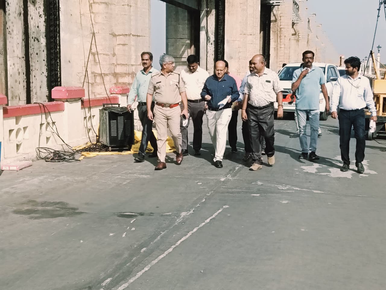 ತುಂಗಭದ್ರಾ ಡ್ಯಾಂ ಕ್ರಸ್ಟ್ ಗೇಟ್‌ಗಳ ಅಳವಡಿಕೆ ಕಾಮಗಾರಿ ಪರಿಶೀಲಿಸಿದ ಜಿಲ್ಲಾಧಿಕಾರಿ ಡಾ.ಸುರೇಶ ಬಿ.ಇಟ್ನಾಳ.