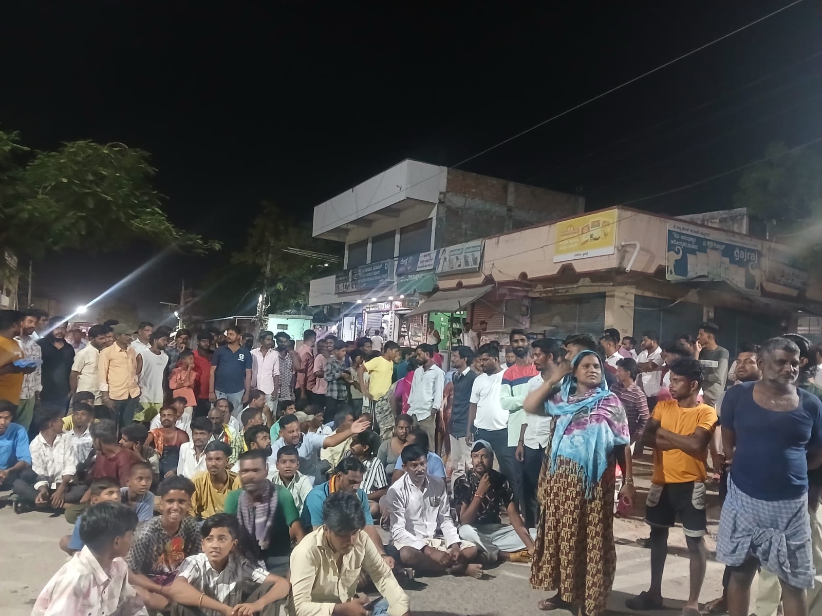 ವಿದ್ಯುತ್ ಅಸಮರ್ಪಕ ಪೂರೈಕೆ ಲಕ್ಷ್ಮಿ ಕ್ಯಾಂಪ್,ಗುಂಡಮ್ಮಕ್ಯಾಂಪ್ ಸುತ್ತಲಿನ‌‌ ನಿವಾಸಿಗಳಿಂದ ರಸ್ತೆ ತಡೆದು ದಿಢೀರ್ ಪ್ರತಿಭಟನೆ!