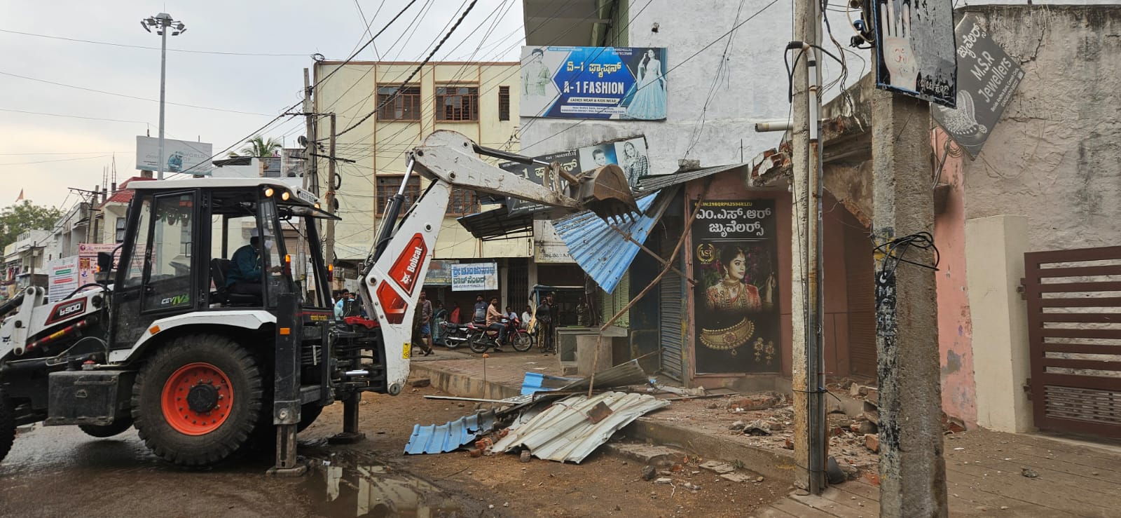 ಗಂಗಾವತಿ ಪುಟ್ ಪಾತ್ ರಸ್ತೆ ಒತ್ತುವರಿ, ನ್ಯಾಯಾಲಯದಿಂದ ಸ್ವಯಂ ಪ್ರೇರಿತ ದೂರು ದಾಖಲು, ನಗರಸಭೆಯಿಂದ ಬೆಳ್ಳಂಬೆಳ್ಳಗ್ಗೆ ತೆರವು ಕಾರ್ಯಾಚರಣೆಗೆ ಚಾಲನೆ!
