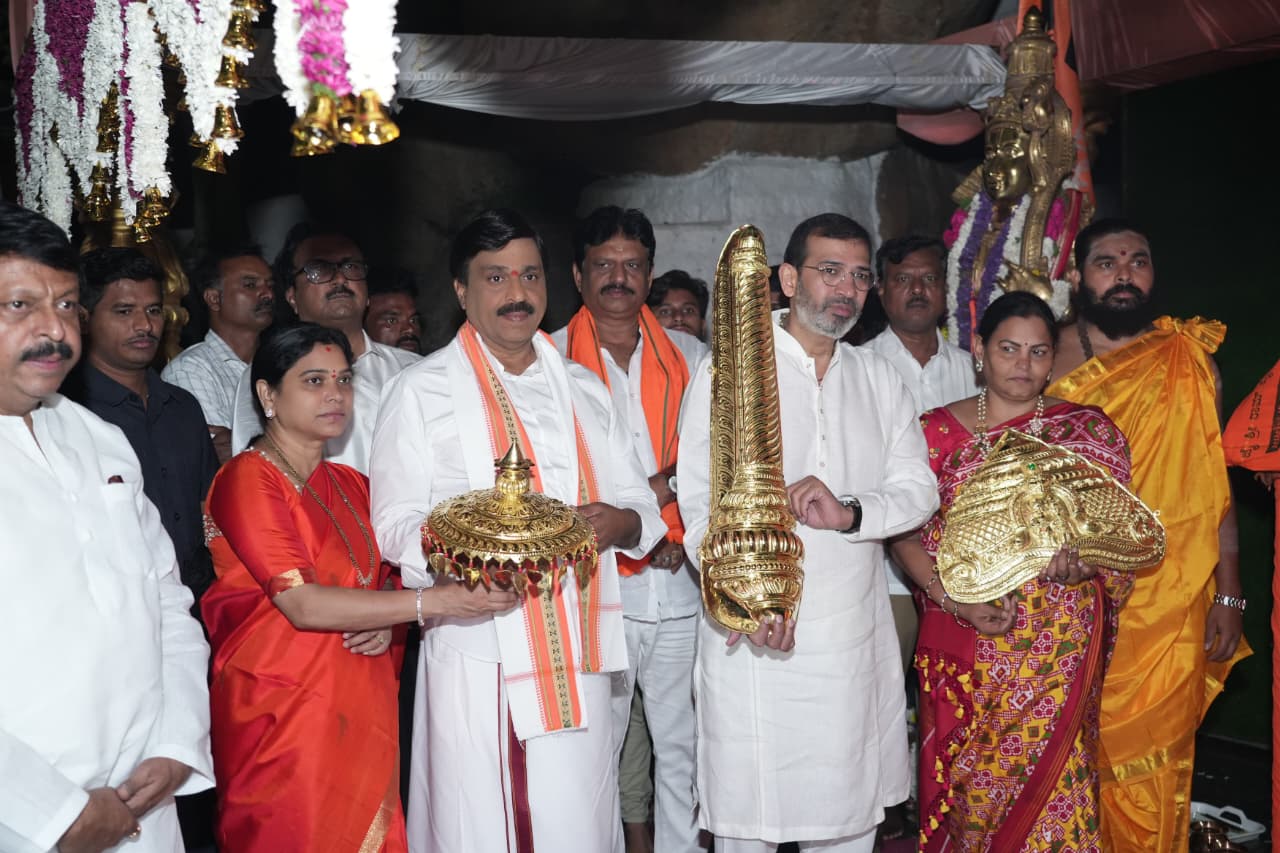 ಕಿಷ್ಕಿಂಧಾಅಂಜನಾದ್ರಿಯ ಶ್ರೀ ಆಂಜನೇಯ ಸ್ವಾಮಿಗೆ ಎ.ಎಂ.ಆರ್ ಸಂಸ್ಥೆಯಿಂದ ₹2.5 ಕೋಟಿ ಮೌಲ್ಯದ ಚಿನ್ನದ ಆಭರಣ ಸಮರ್ಪಣೆ.